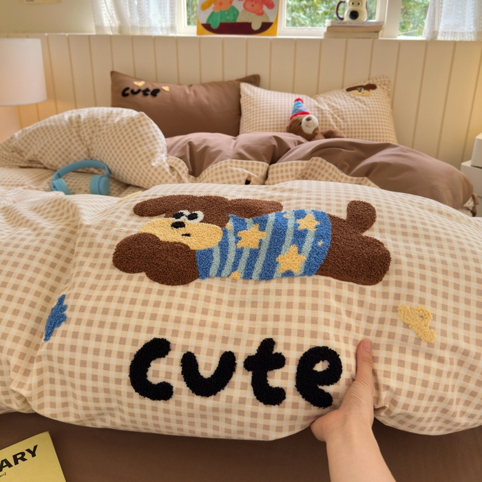 91家纺网 家纺一手货源 找家纺 如意朵 2025新款全棉磨毛卡通毛巾绣四件套（专版花型）-场景二 羞羞狗