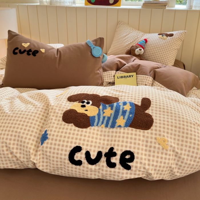 91家纺网 家纺一手货源 找家纺 如意朵 2025新款全棉磨毛卡通毛巾绣四件套（专版花型）-场景二 羞羞狗