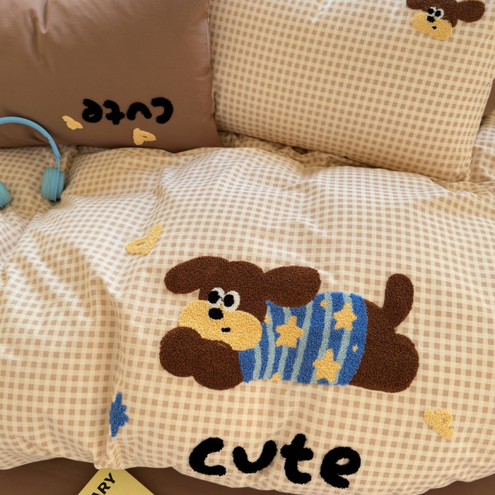 91家纺网 家纺一手货源 找家纺 如意朵 2025新款全棉磨毛卡通毛巾绣四件套（专版花型）-场景二 羞羞狗