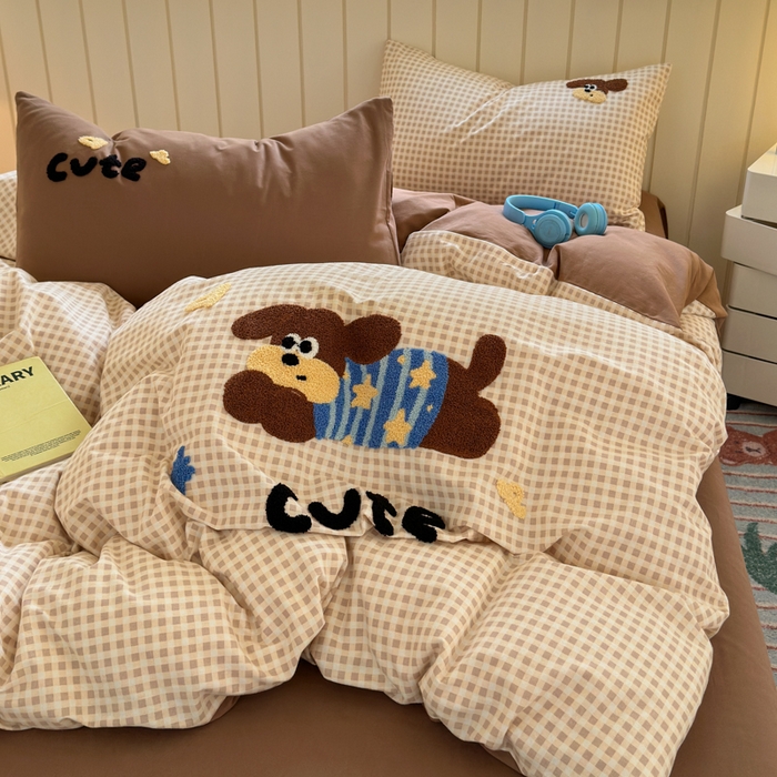 91家纺网 家纺一手货源 找家纺 如意朵 2025新款全棉磨毛卡通毛巾绣四件套（专版花型）-场景二 羞羞狗