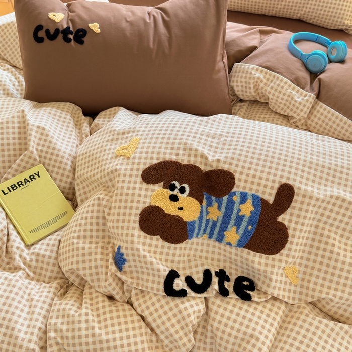 91家纺网 家纺一手货源 找家纺 如意朵 2025新款全棉磨毛卡通毛巾绣四件套（专版花型）-场景二 羞羞狗