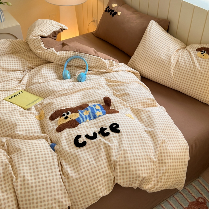 91家纺网 家纺一手货源 找家纺 如意朵 2025新款全棉磨毛卡通毛巾绣四件套（专版花型）-场景二 羞羞狗