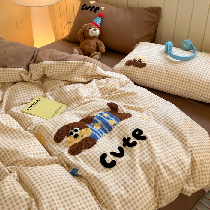 91家纺网 家纺一手货源 找家纺 如意朵 2025新款全棉磨毛卡通毛巾绣四件套（专版花型）-场景二 羞羞狗