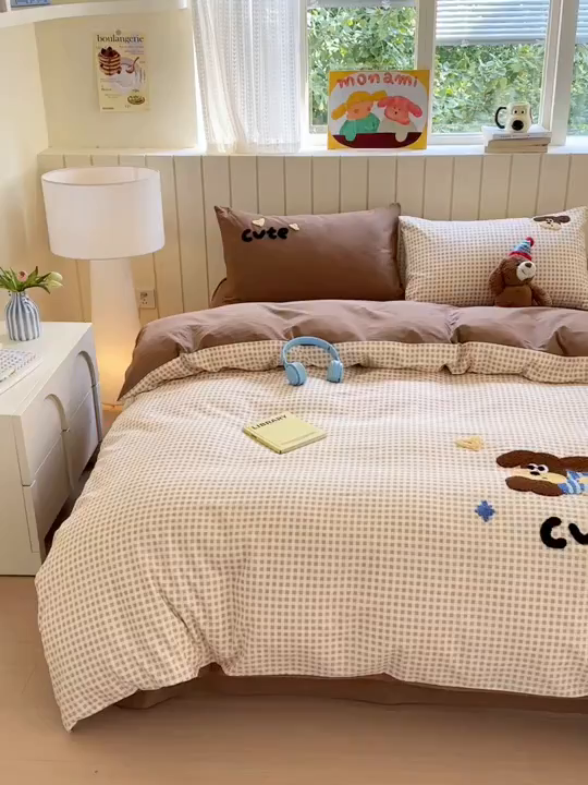 91家纺网 家纺一手货源 找家纺 如意朵 2025新款全棉磨毛卡通毛巾绣四件套（专版花型）-场景二 羞羞狗