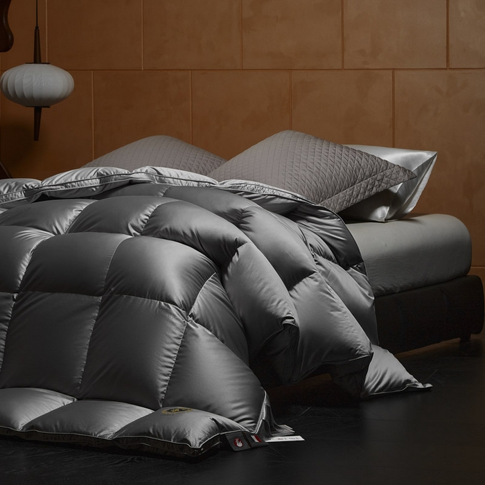 91家纺网 家纺一手货源 找家纺 暖羽屋羽绒馆  2025新款国标95白鹅绒被芯 莱赛尔高端羽绒被子 绒子含量95羽绒被 双人婚庆冬被春秋被卡尔佩斯   X卡尔佩斯  灰色