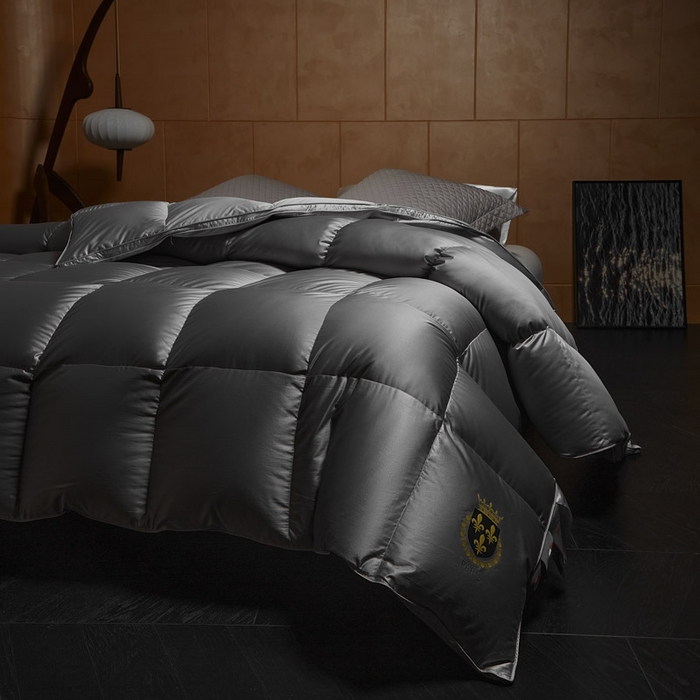 91家纺网 家纺一手货源 找家纺 暖羽屋羽绒馆  2025新款国标95白鹅绒被芯 莱赛尔高端羽绒被子 绒子含量95羽绒被 双人婚庆冬被春秋被卡尔佩斯   X卡尔佩斯  灰色
