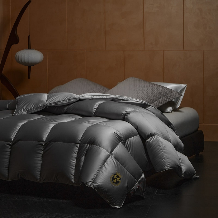 91家纺网 家纺一手货源 找家纺 暖羽屋羽绒馆  2025新款国标95白鹅绒被芯 莱赛尔高端羽绒被子 绒子含量95羽绒被 双人婚庆冬被春秋被卡尔佩斯   X卡尔佩斯  灰色