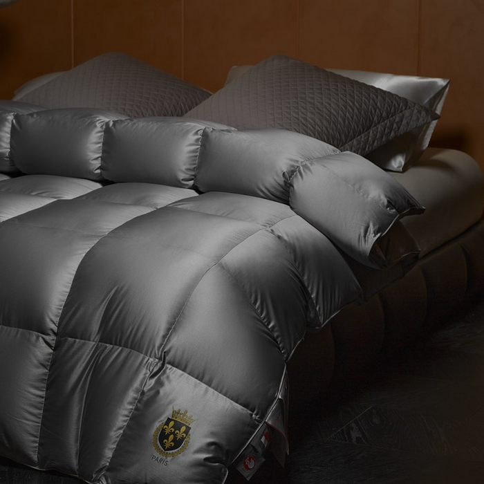 91家纺网 家纺一手货源 找家纺 暖羽屋羽绒馆  2025新款国标95白鹅绒被芯 莱赛尔高端羽绒被子 绒子含量95羽绒被 双人婚庆冬被春秋被卡尔佩斯   X卡尔佩斯  灰色