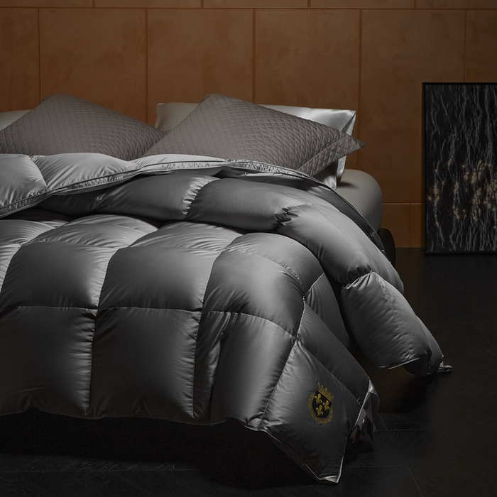 91家纺网 家纺一手货源 找家纺 暖羽屋羽绒馆  2025新款国标95白鹅绒被芯 莱赛尔高端羽绒被子 绒子含量95羽绒被 双人婚庆冬被春秋被卡尔佩斯   X卡尔佩斯  灰色