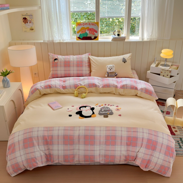 如意朵 2025新款全棉磨毛卡通毛巾绣四件套（专版花型）-场景二 音乐企鹅