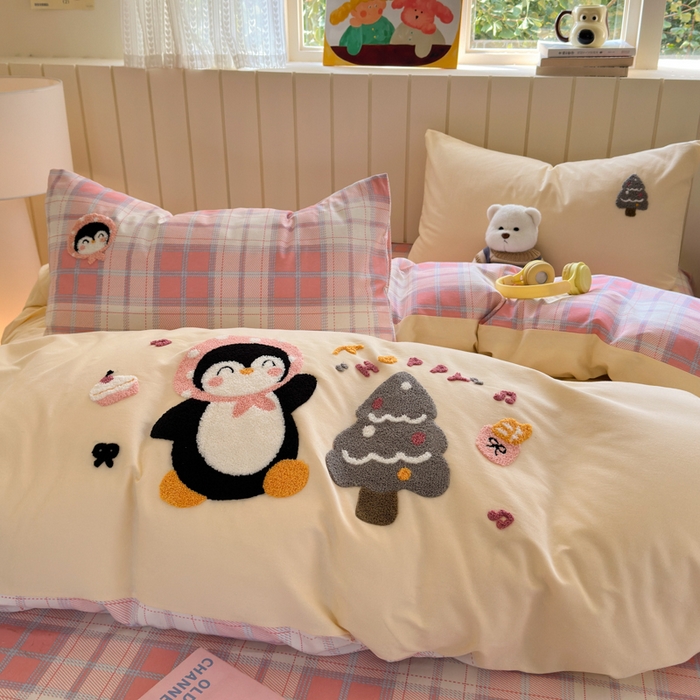 91家纺网 家纺一手货源 找家纺 如意朵 2025新款全棉磨毛卡通毛巾绣四件套（专版花型）-场景二 音乐企鹅