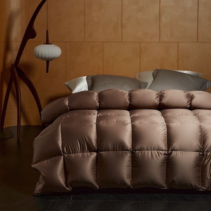 91家纺网 家纺一手货源 找家纺 暖羽屋羽绒馆  2025新款国标95白鹅绒被芯 莱赛尔高端羽绒被子 绒子含量95羽绒被 双人婚庆冬被春秋被卡尔佩斯   X卡尔佩斯  棕色