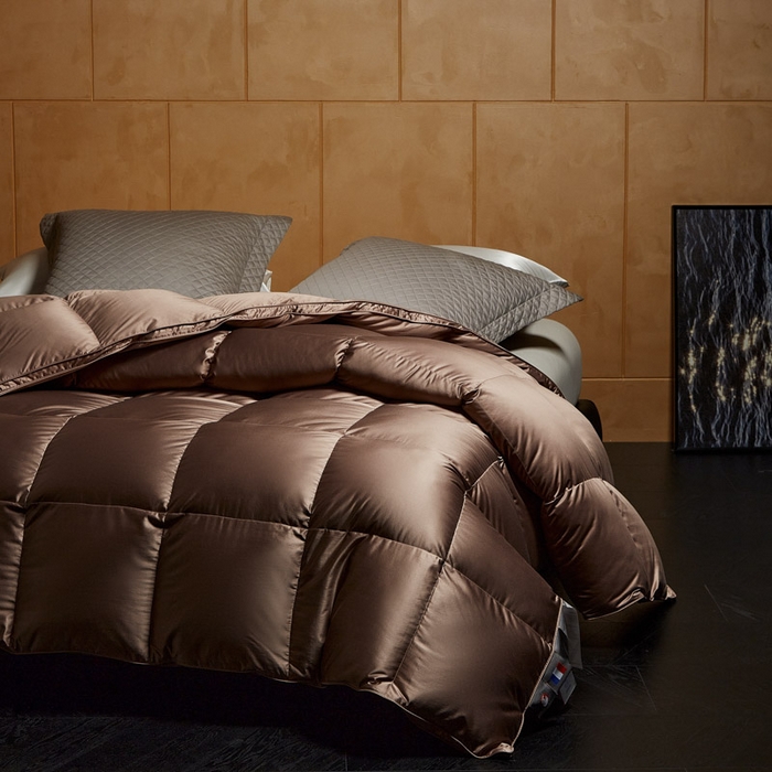 91家纺网 家纺一手货源 找家纺 暖羽屋羽绒馆  2025新款国标95白鹅绒被芯 莱赛尔高端羽绒被子 绒子含量95羽绒被 双人婚庆冬被春秋被卡尔佩斯   X卡尔佩斯  棕色
