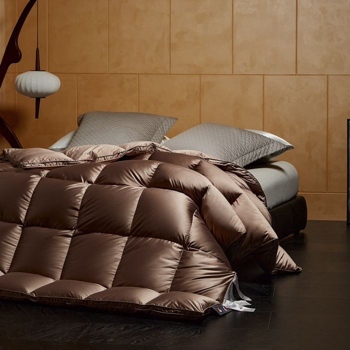 91家纺网 家纺一手货源 找家纺 暖羽屋羽绒馆  2025新款国标95白鹅绒被芯 莱赛尔高端羽绒被子 绒子含量95羽绒被 双人婚庆冬被春秋被卡尔佩斯   X卡尔佩斯  棕色