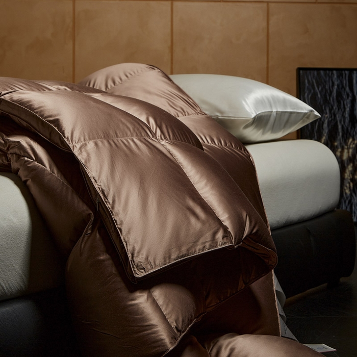 91家纺网 家纺一手货源 找家纺 暖羽屋羽绒馆  2025新款国标95白鹅绒被芯 莱赛尔高端羽绒被子 绒子含量95羽绒被 双人婚庆冬被春秋被卡尔佩斯   X卡尔佩斯  棕色