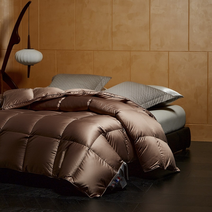 91家纺网 家纺一手货源 找家纺 暖羽屋羽绒馆  2025新款国标95白鹅绒被芯 莱赛尔高端羽绒被子 绒子含量95羽绒被 双人婚庆冬被春秋被卡尔佩斯   X卡尔佩斯  棕色