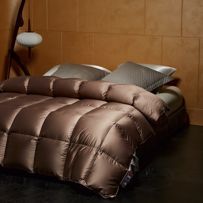 91家纺网 家纺一手货源 找家纺 暖羽屋羽绒馆  2025新款国标95白鹅绒被芯 莱赛尔高端羽绒被子 绒子含量95羽绒被 双人婚庆冬被春秋被卡尔佩斯   X卡尔佩斯  棕色