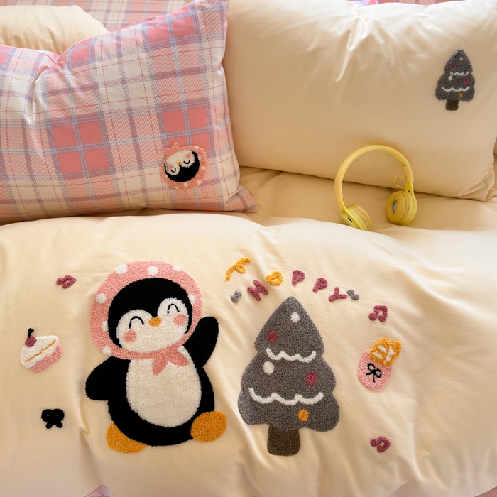 91家纺网 家纺一手货源 找家纺 如意朵 2025新款全棉磨毛卡通毛巾绣四件套（专版花型）-场景二 音乐企鹅