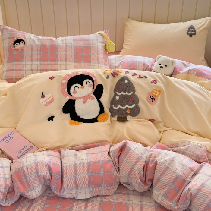 91家纺网 家纺一手货源 找家纺 如意朵 2025新款全棉磨毛卡通毛巾绣四件套（专版花型）-场景二 音乐企鹅