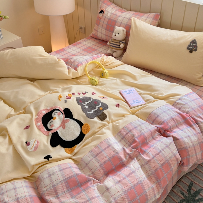 91家纺网 家纺一手货源 找家纺 如意朵 2025新款全棉磨毛卡通毛巾绣四件套（专版花型）-场景二 音乐企鹅