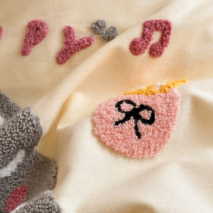 91家纺网 家纺一手货源 找家纺 如意朵 2025新款全棉磨毛卡通毛巾绣四件套（专版花型）-场景二 音乐企鹅