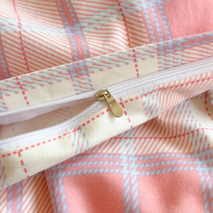 91家纺网 家纺一手货源 找家纺 如意朵 2025新款全棉磨毛卡通毛巾绣四件套（专版花型）-场景二 音乐企鹅