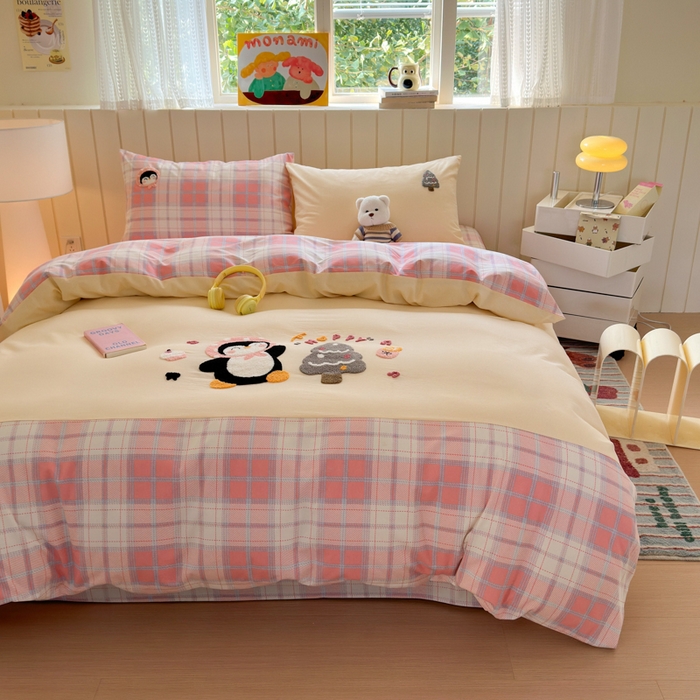 91家纺网 家纺一手货源 找家纺 如意朵 2025新款全棉磨毛卡通毛巾绣四件套（专版花型）-场景二 音乐企鹅