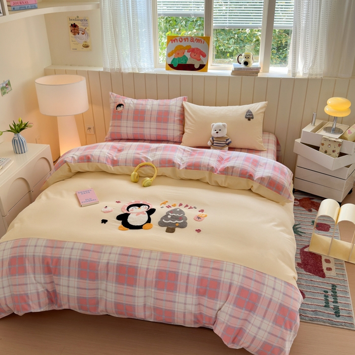 91家纺网 家纺一手货源 找家纺 如意朵 2025新款全棉磨毛卡通毛巾绣四件套（专版花型）-场景二 音乐企鹅