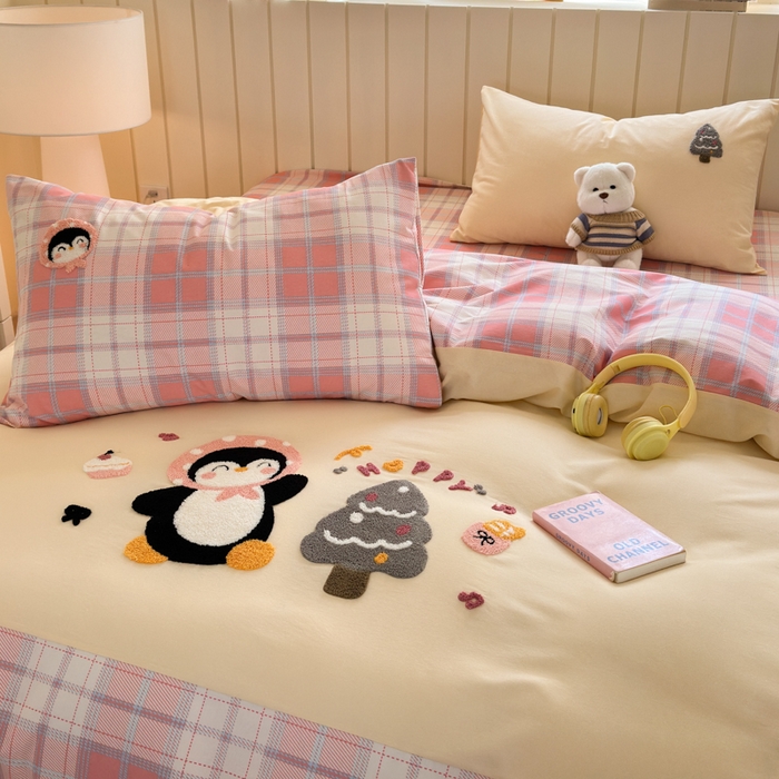 91家纺网 家纺一手货源 找家纺 如意朵 2025新款全棉磨毛卡通毛巾绣四件套（专版花型）-场景二 音乐企鹅