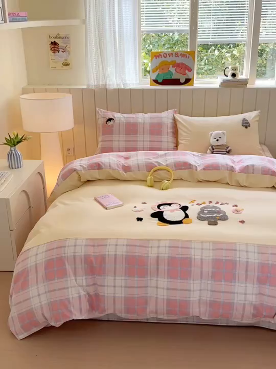 91家纺网 家纺一手货源 找家纺 如意朵 2025新款全棉磨毛卡通毛巾绣四件套（专版花型）-场景二 音乐企鹅