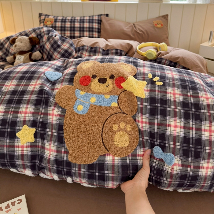 91家纺网 家纺一手货源 找家纺 如意朵 2025新款全棉磨毛卡通毛巾绣四件套（专版花型）-场景二 摘星熊