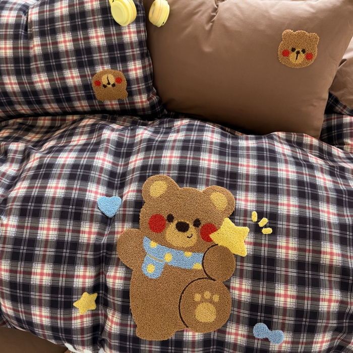 91家纺网 家纺一手货源 找家纺 如意朵 2025新款全棉磨毛卡通毛巾绣四件套（专版花型）-场景二 摘星熊