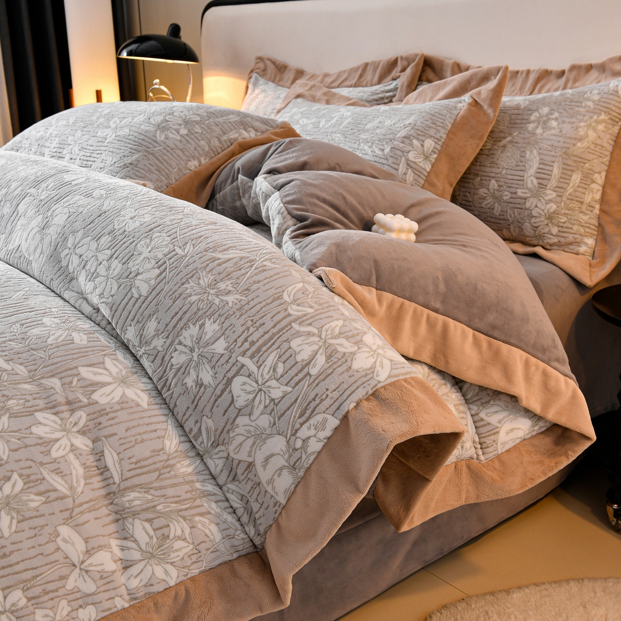 91家纺网 家纺一手货源 找家纺 （总）湘雪家居  2025新款高克重雕花牛奶绒四件套