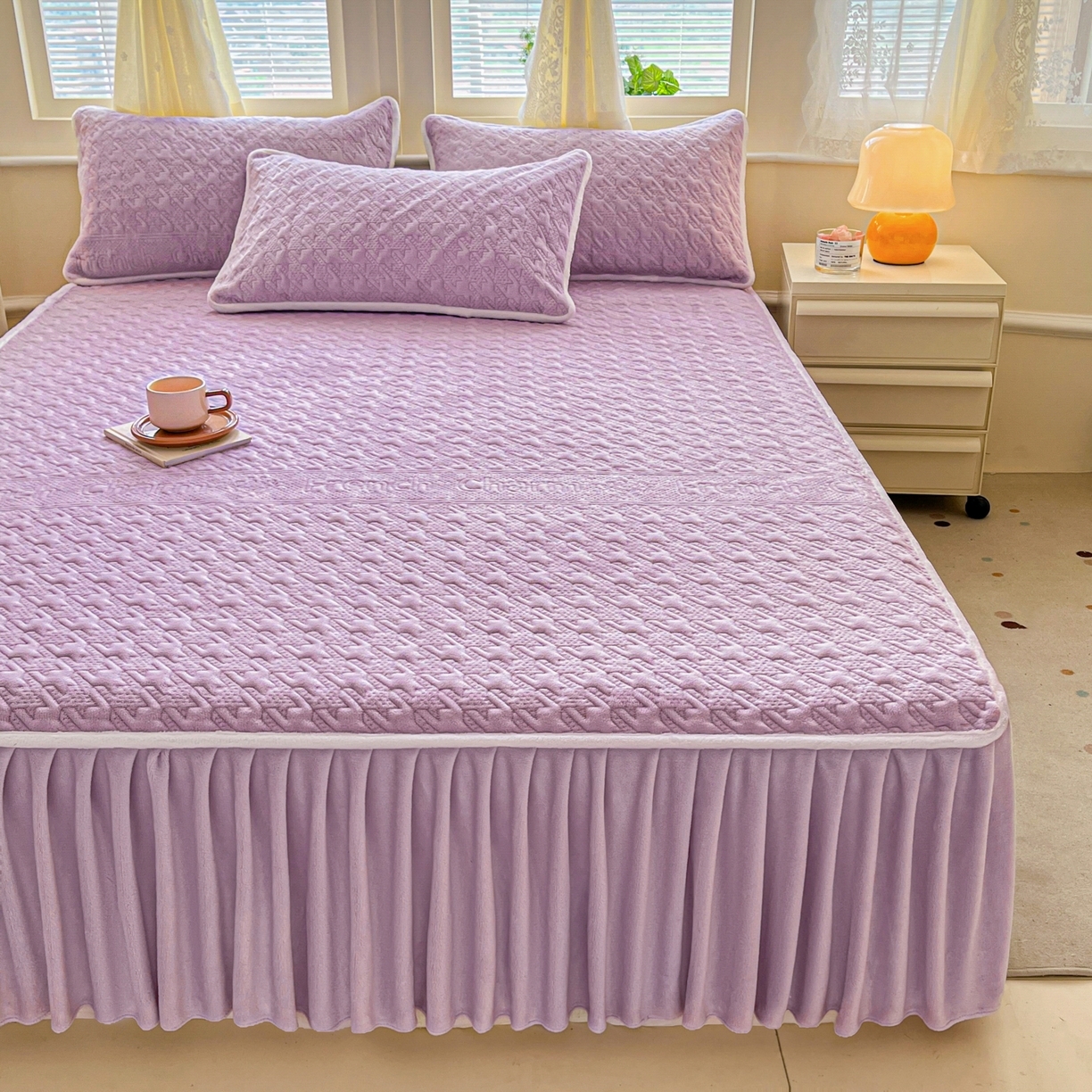 91家纺网 家纺一手货源 找家纺 （总）卡伦家纺 2025新款抗菌雕花牛奶绒千鸟格夹棉床裙系列