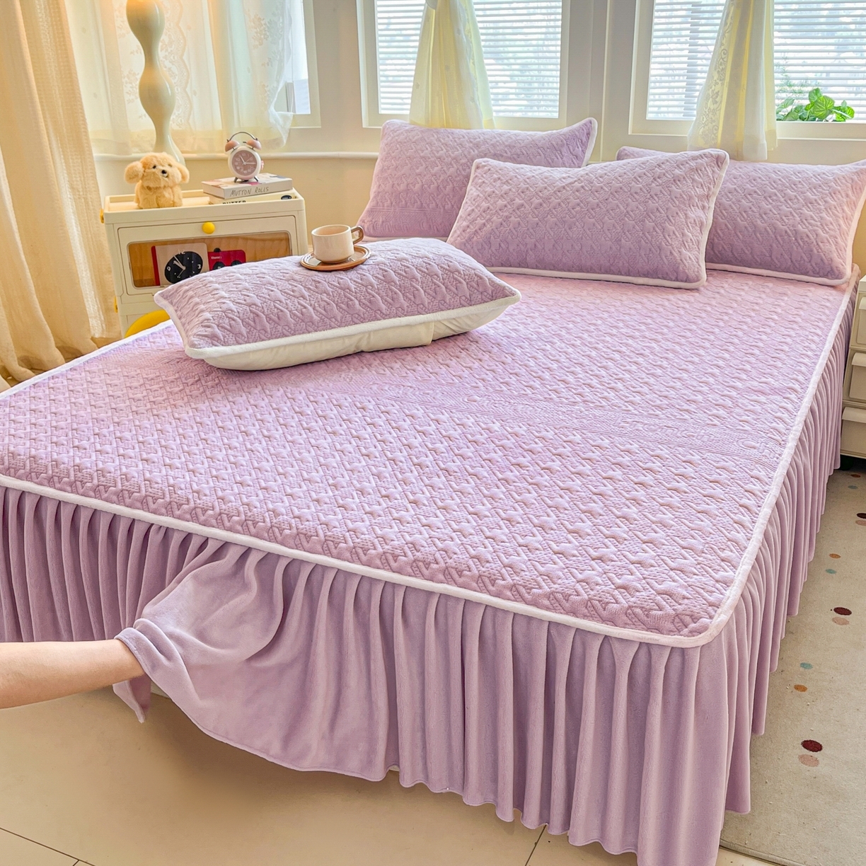 91家纺网 家纺一手货源 找家纺 （总）卡伦家纺 2025新款抗菌雕花牛奶绒千鸟格夹棉床裙系列