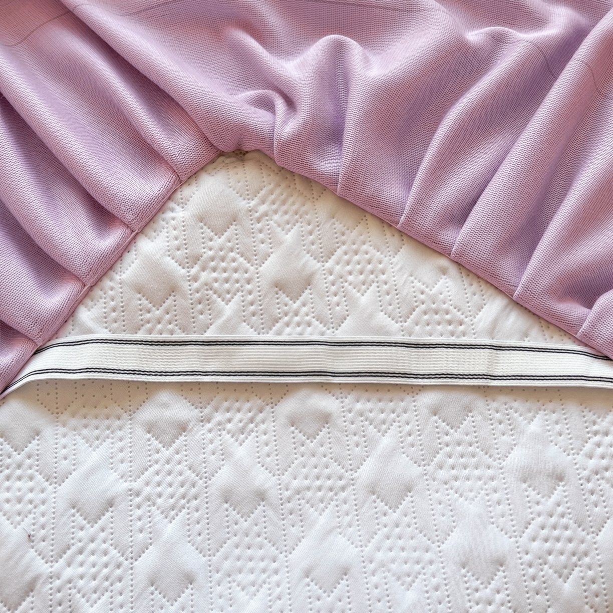 91家纺网 家纺一手货源 找家纺 （总）卡伦家纺 2025新款抗菌雕花牛奶绒千鸟格夹棉床裙系列