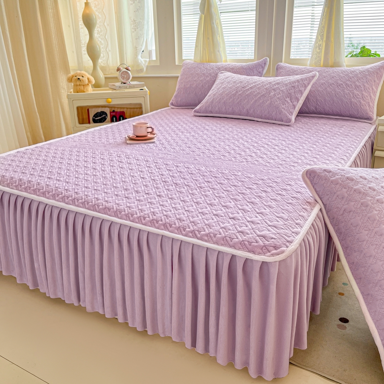 91家纺网 家纺一手货源 找家纺 （总）卡伦家纺 2025新款抗菌雕花牛奶绒千鸟格夹棉床裙系列