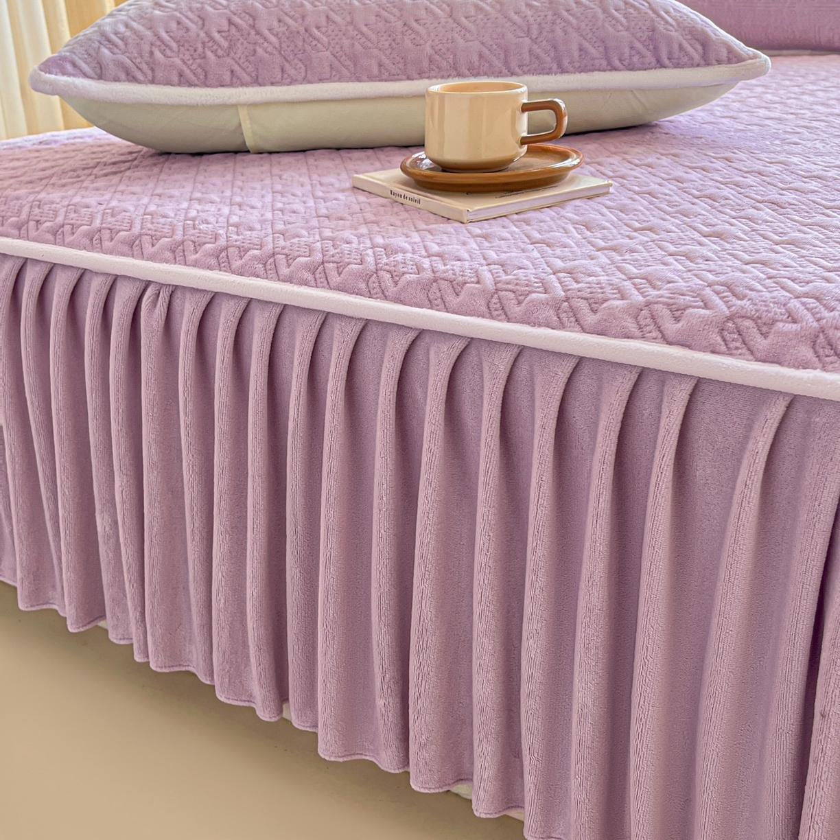 91家纺网 家纺一手货源 找家纺 （总）卡伦家纺 2025新款抗菌雕花牛奶绒千鸟格夹棉床裙系列