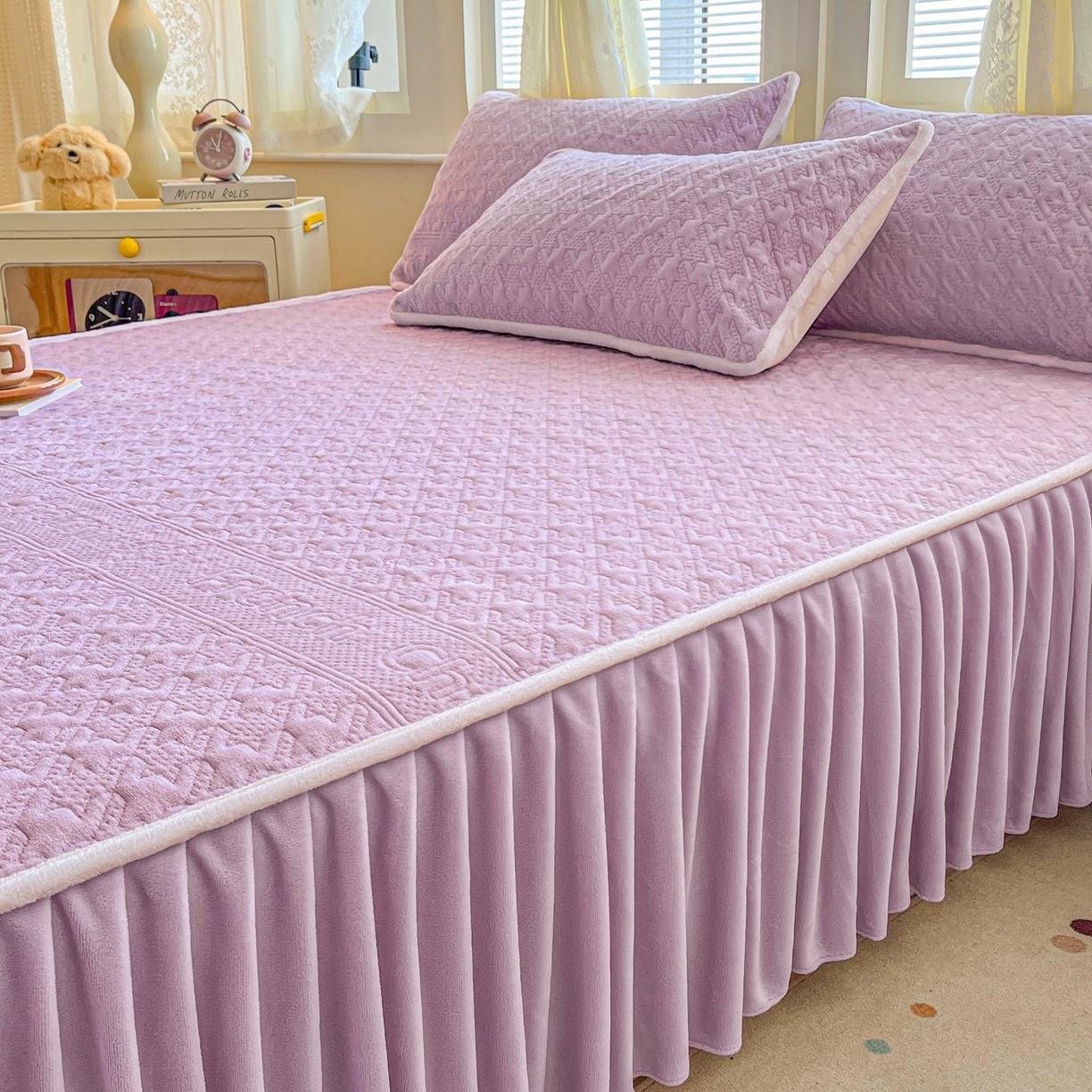 91家纺网 家纺一手货源 找家纺 （总）卡伦家纺 2025新款抗菌雕花牛奶绒千鸟格夹棉床裙系列