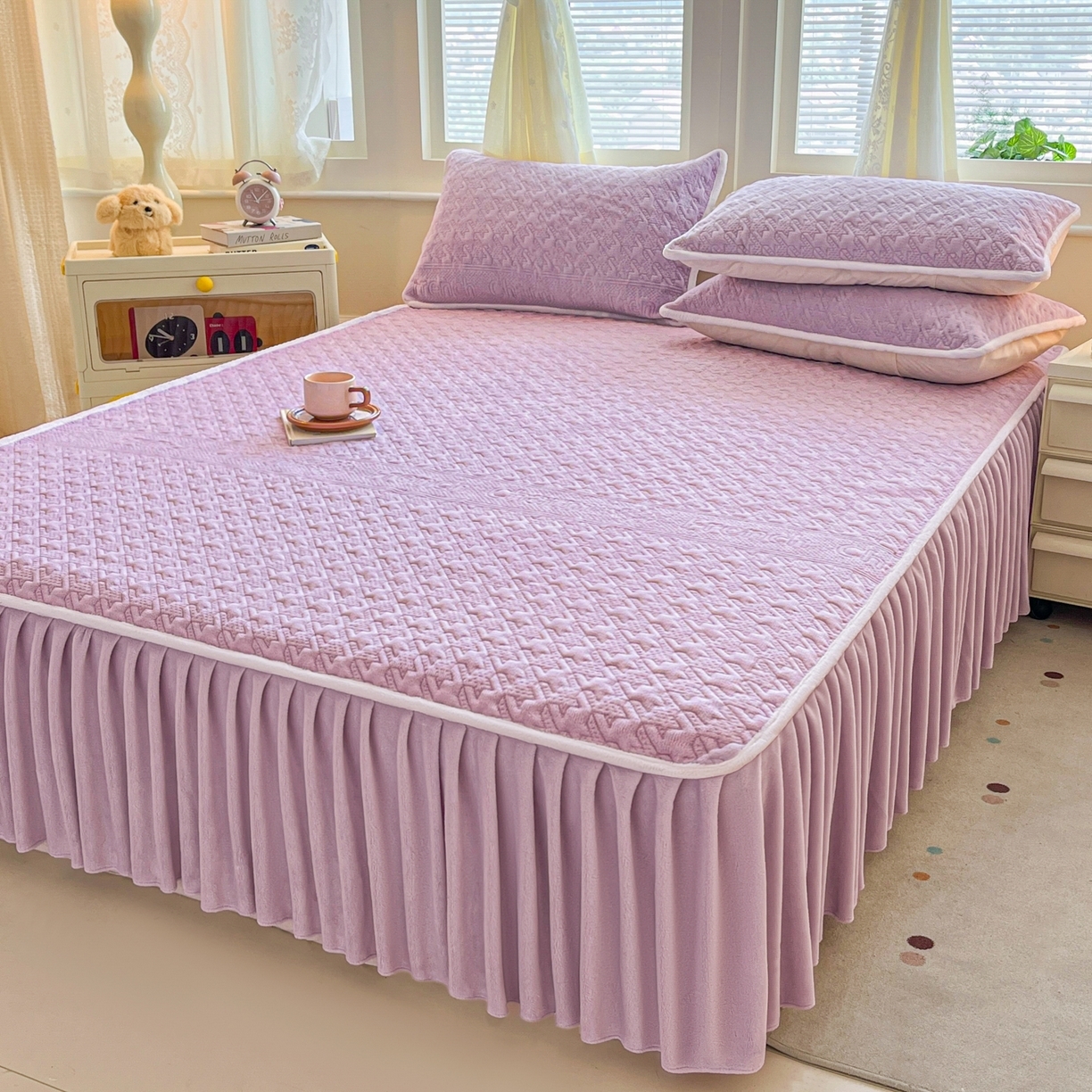 91家纺网 家纺一手货源 找家纺 （总）卡伦家纺 2025新款抗菌雕花牛奶绒千鸟格夹棉床裙系列