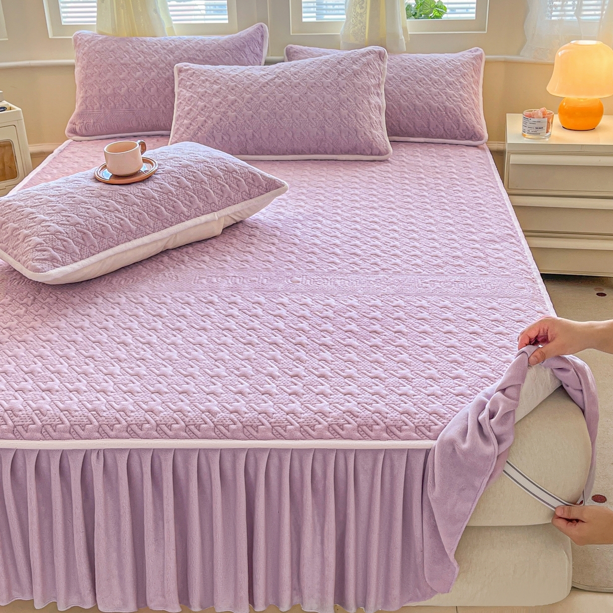 91家纺网 家纺一手货源 找家纺 （总）卡伦家纺 2025新款抗菌雕花牛奶绒千鸟格夹棉床裙系列