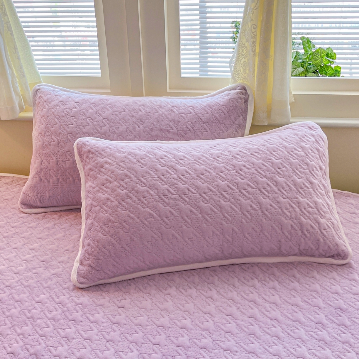 91家纺网 家纺一手货源 找家纺 （总）卡伦家纺 2025新款抗菌雕花牛奶绒千鸟格夹棉床裙系列