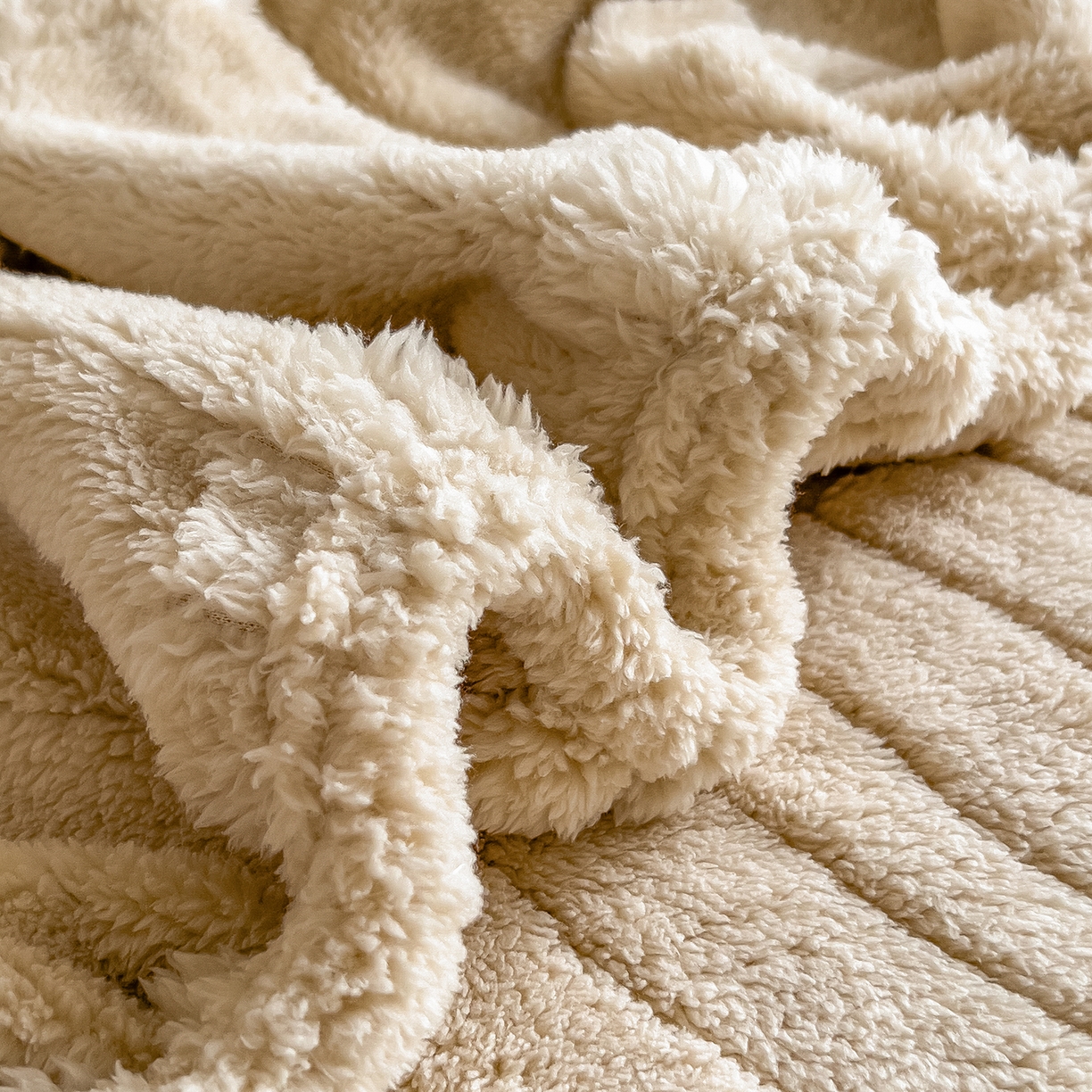 91家纺网 家纺一手货源 找家纺 （总）世纪绒品 2025新款A类水波纹提花牛奶绒床笠