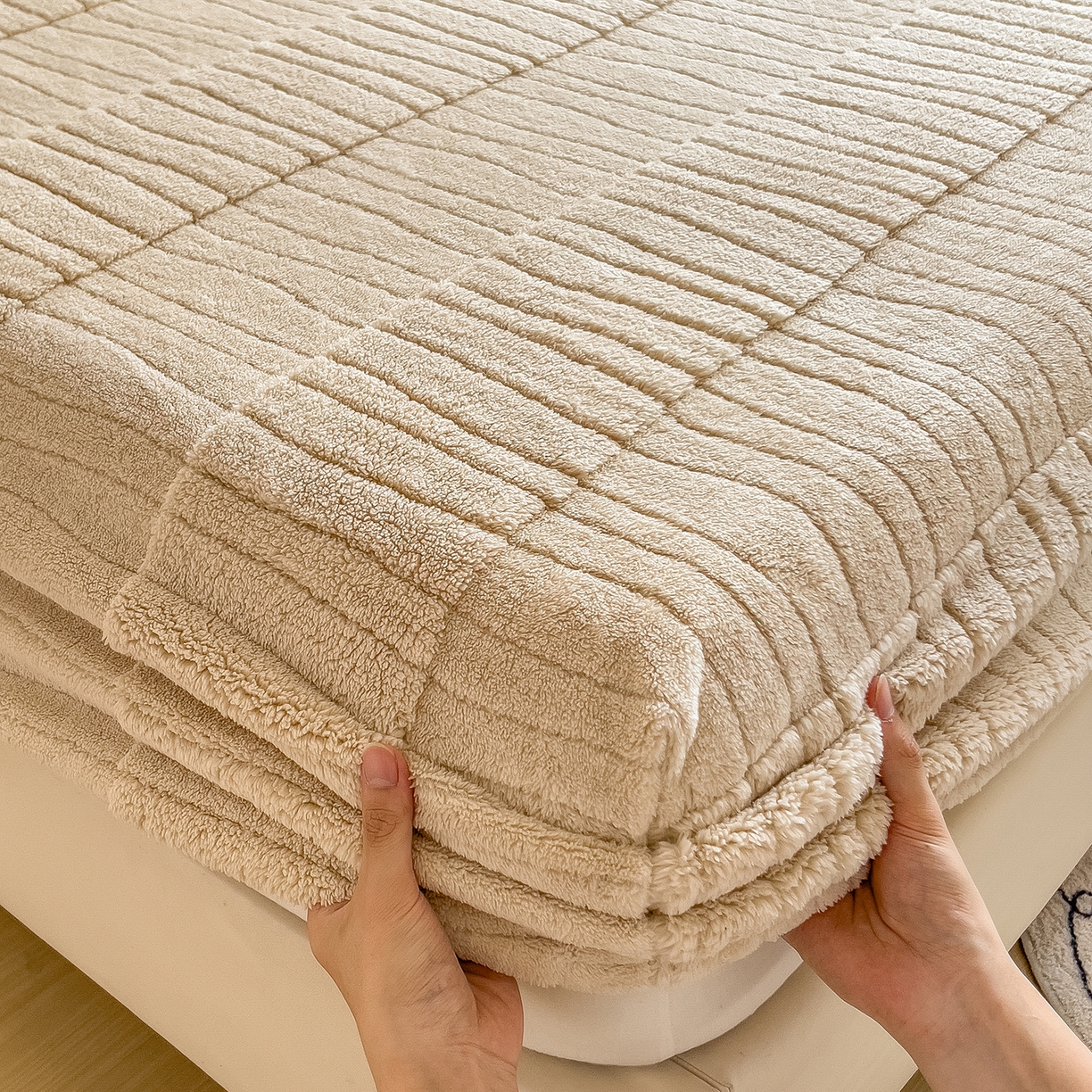 91家纺网 家纺一手货源 找家纺 （总）世纪绒品 2025新款A类水波纹提花牛奶绒床笠