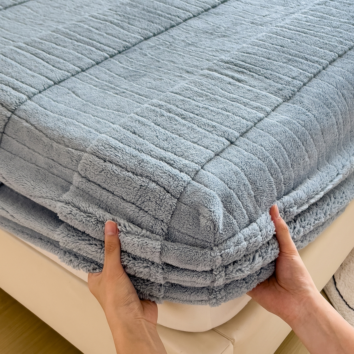 91家纺网 家纺一手货源 找家纺 世纪绒品 2025新款A类水波纹提花牛奶绒床笠 水波纹-蓝灰