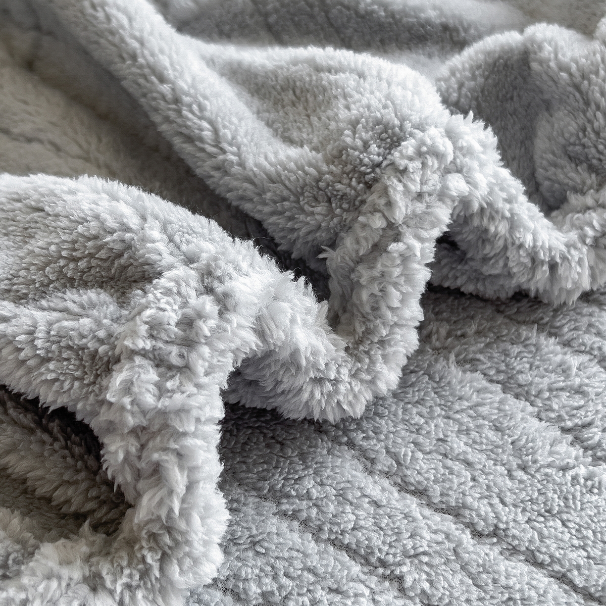 91家纺网 家纺一手货源 找家纺 世纪绒品 2025新款A类水波纹提花牛奶绒床笠 水波纹-浅灰