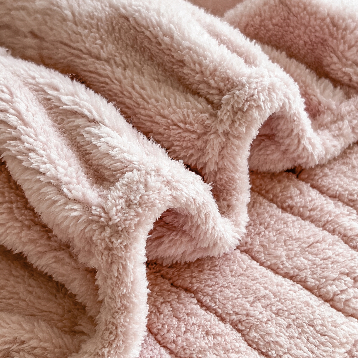 91家纺网 家纺一手货源 找家纺 世纪绒品 2025新款A类水波纹提花牛奶绒床笠 水波纹-浅粉