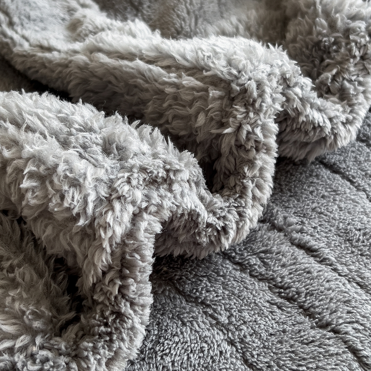 91家纺网 家纺一手货源 找家纺 世纪绒品 2025新款A类水波纹提花牛奶绒床笠 水波纹-深灰