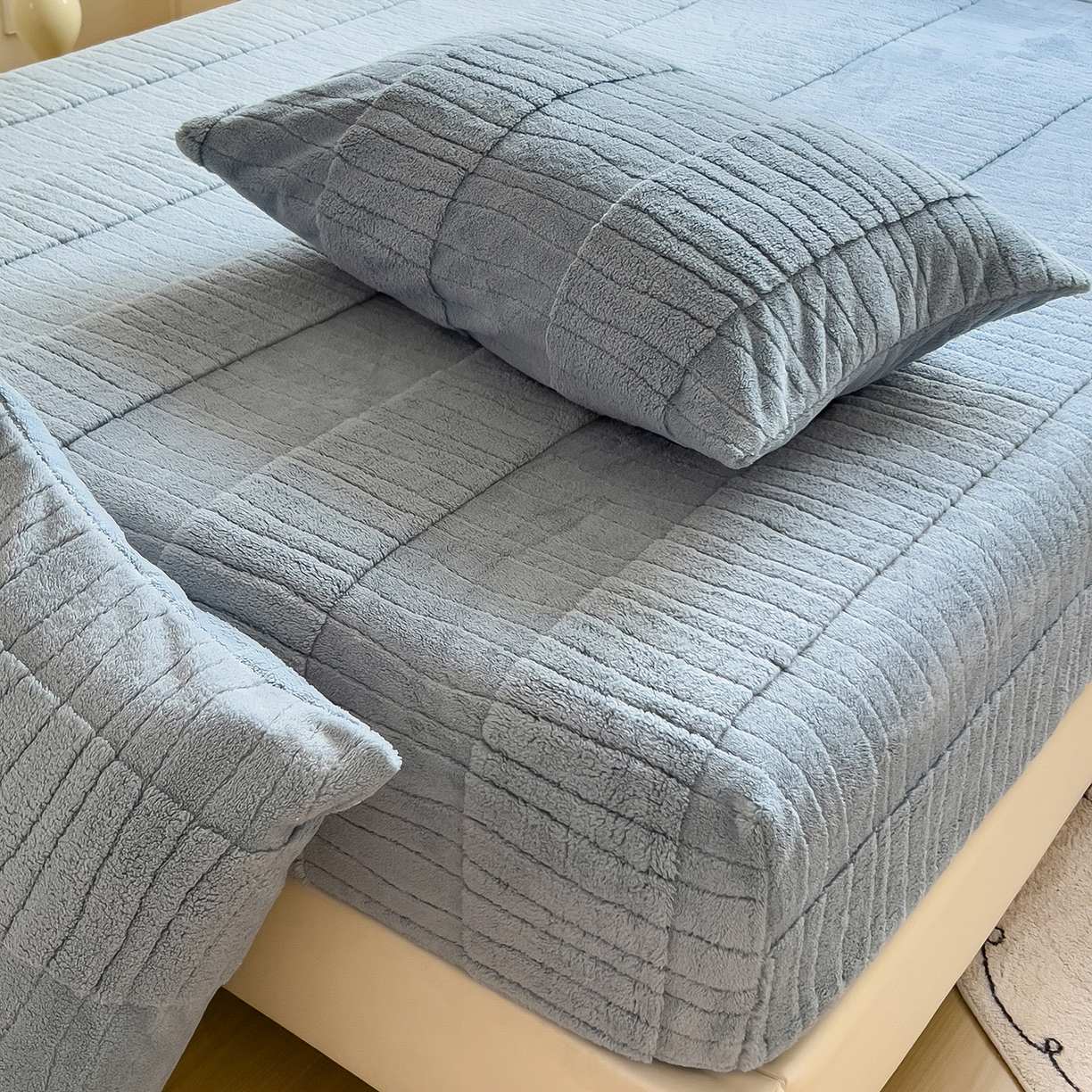 91家纺网 家纺一手货源 找家纺 世纪绒品 2025新款A类水波纹提花牛奶绒床笠 水波纹-蓝灰