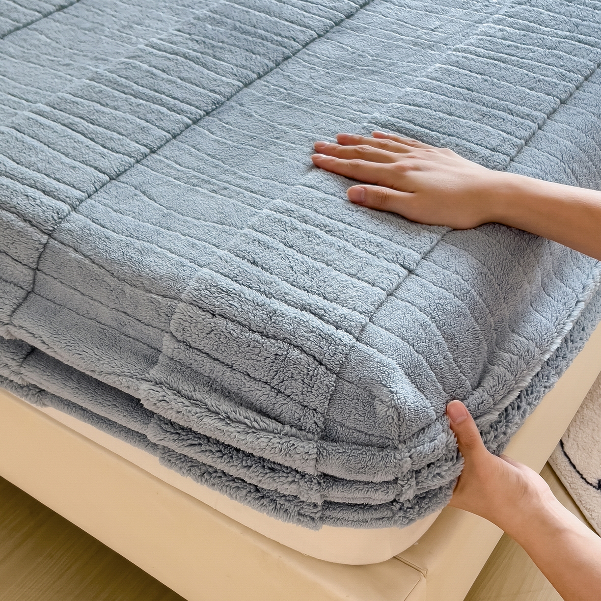 91家纺网 家纺一手货源 找家纺 世纪绒品 2025新款A类水波纹提花牛奶绒床笠 水波纹-蓝灰